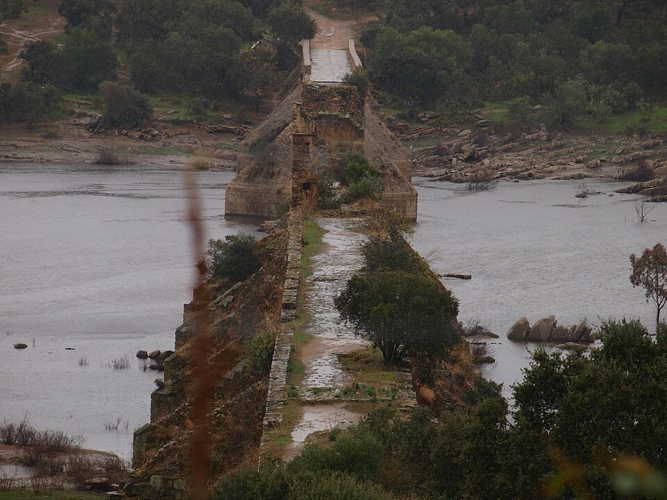 File:Ponte da Ajuda - vista longitudinal.JPG