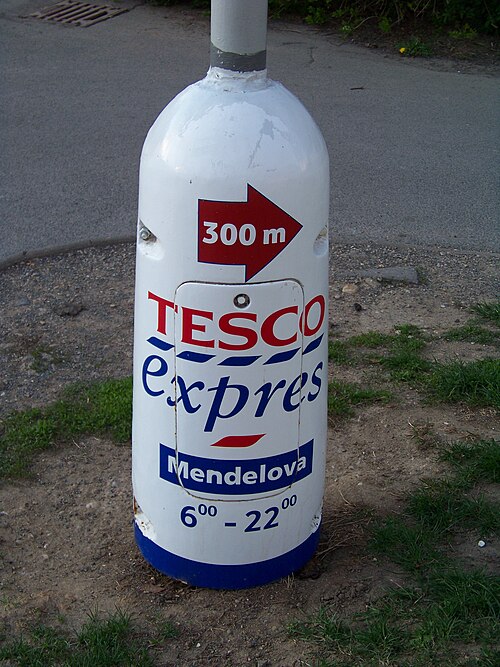 File:Sídliště Háje, reklamní patice, Tesco expres.jpg