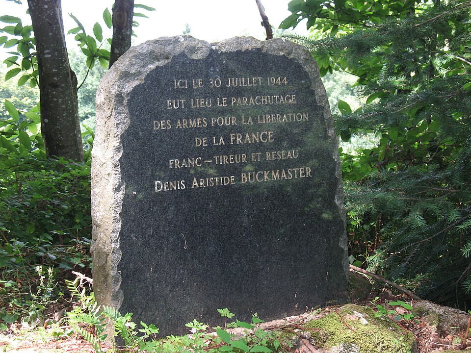 File:St-Christophe-de-Valains - Stèle commémorative.JPG