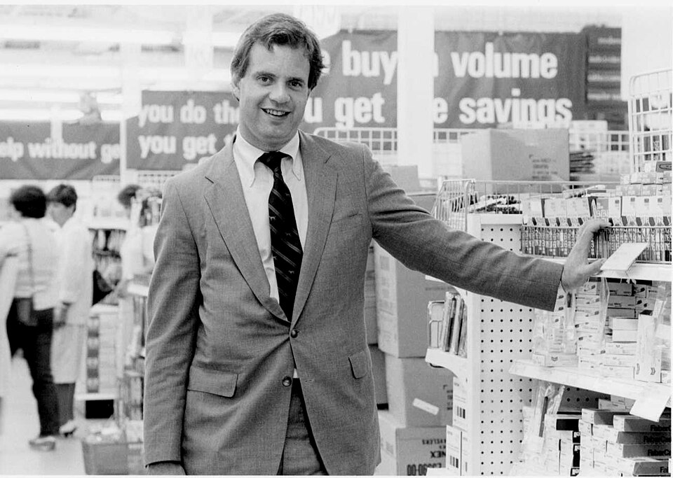 File:Tom Stemberg Staples.jpeg