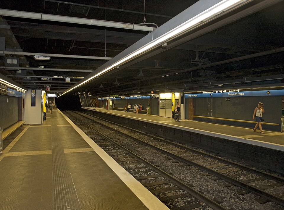 File:Camp de l'Arpa station platforms.jpg
