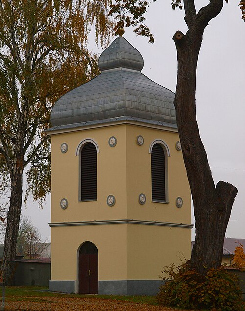 File:Dzwonnica w Chorzęcinie.jpg