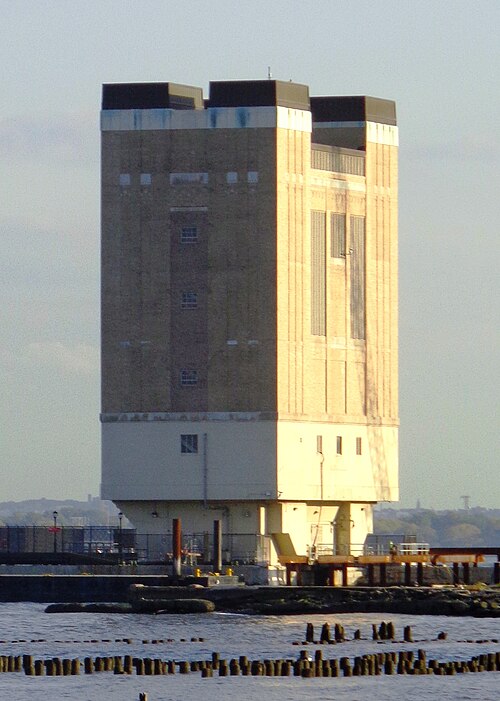 File:HollandTunnelVentTowerHudRivJC crop.jpg