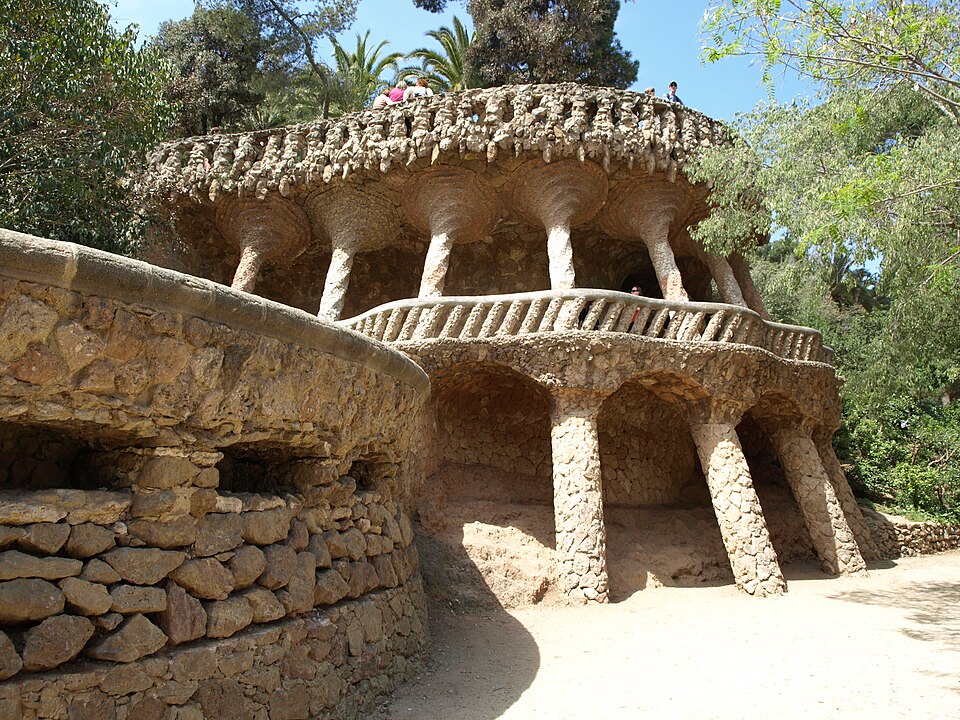 File:Parc Güell viaduct.jpg