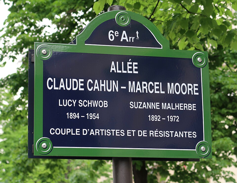 File:Plaque allée Claude-Cahun-Marcel-Moore, Paris 6e.jpg