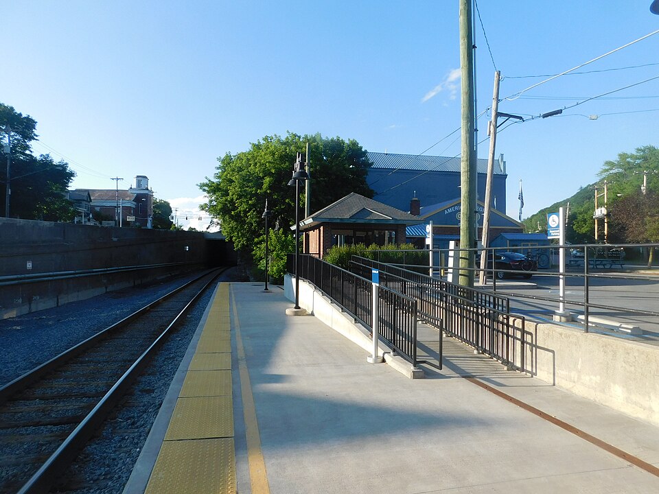 File:Whitehall station - July 2017.jpg