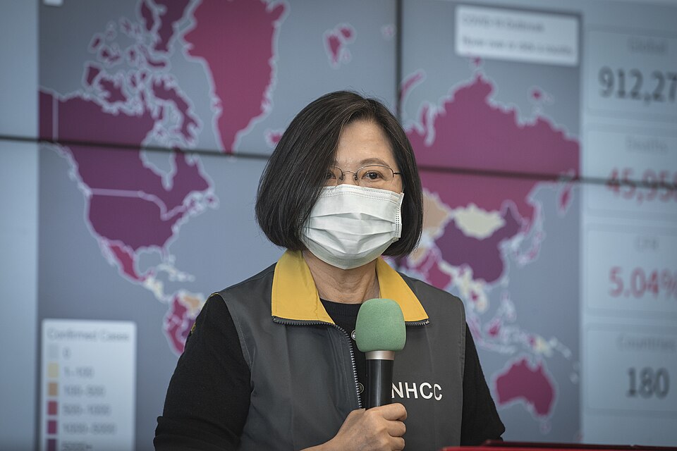 File:04.02 總統視察「中央流行疫情指揮中心」 49726568957 66543b616e o.jpg
