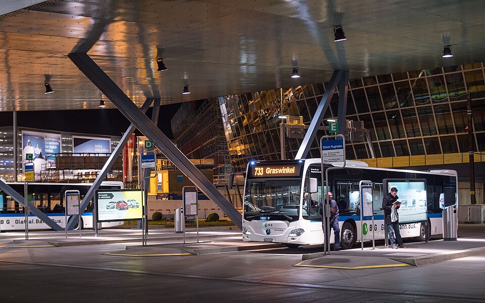 File:Bushaltestelle Zürich-Flughafen-20190415.jpg