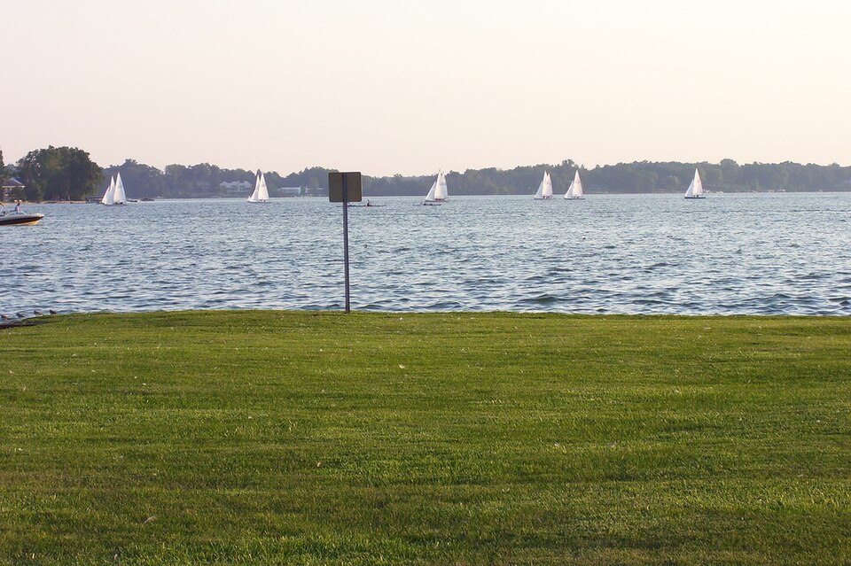 File:Cass Lake (Michigan) boats Wednesdays (514873849).jpg