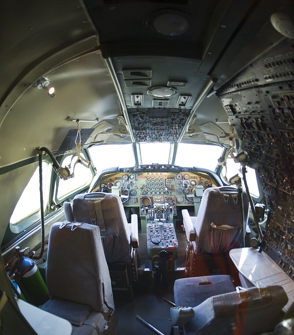 File:Cockpit Convair Coronado Luzern.jpg