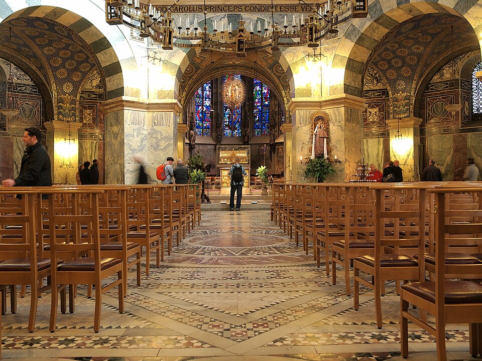 File:Aachen Cathedral interior.jpg