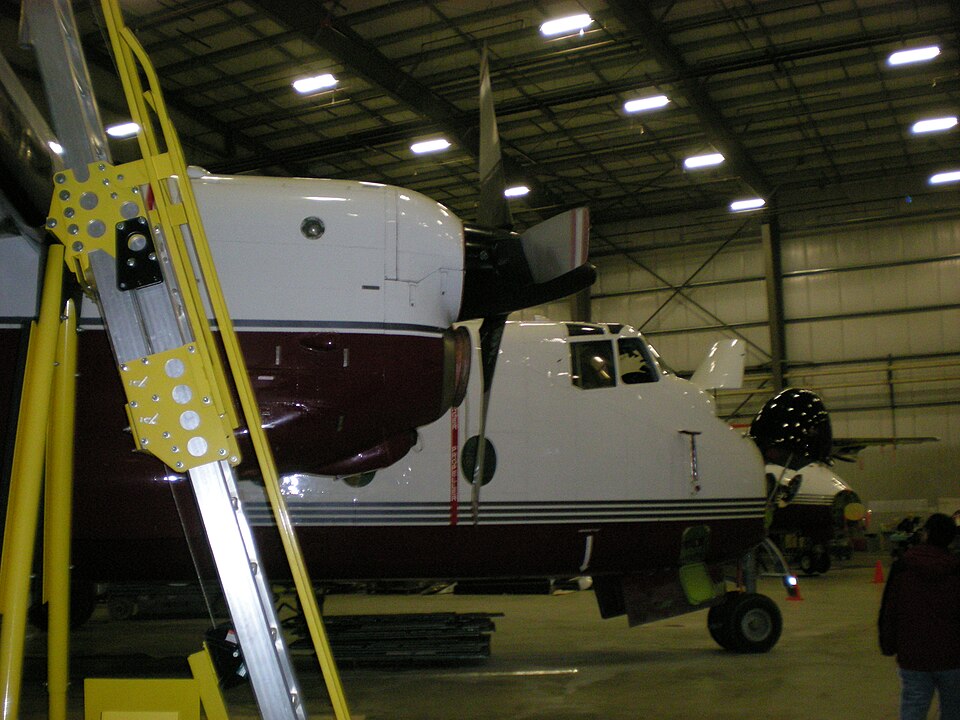 File:Arctic Sunwest Charters DHC5 FASV maintenance.jpg