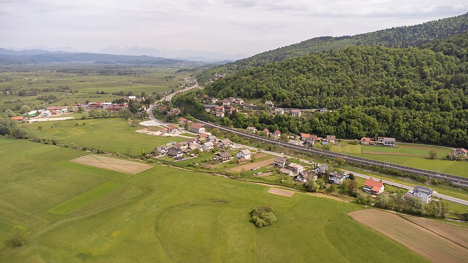 File:Breg pri Borovnici aerial.jpg