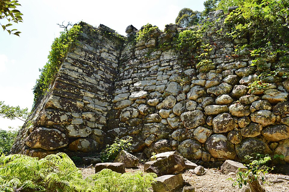 File:Kanata Castle, Ichii-no-Kido, haridashi-1.jpg