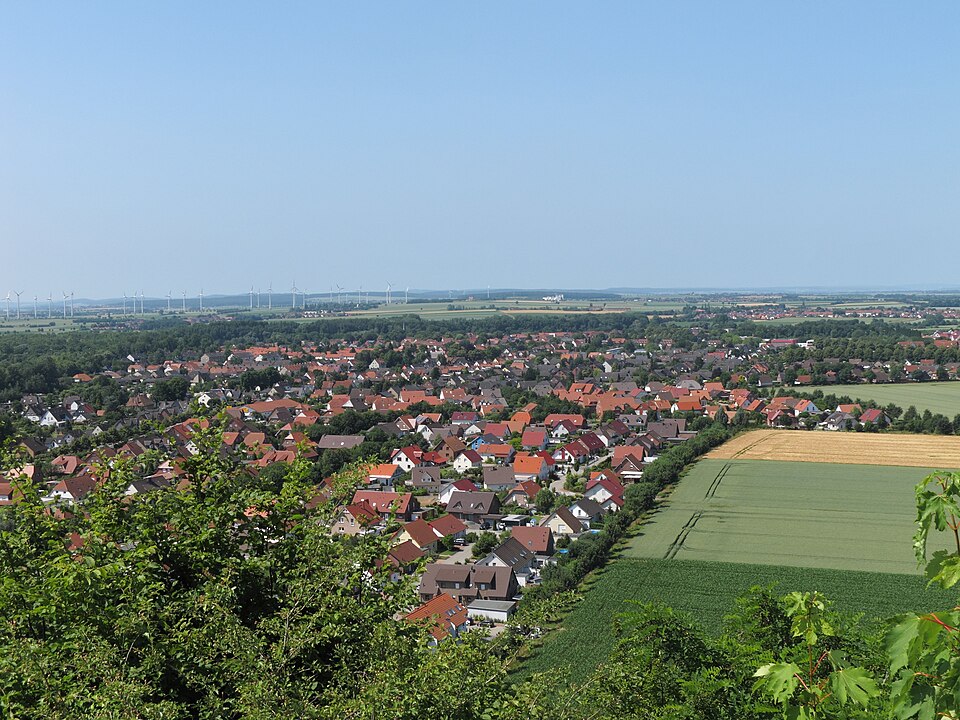 File:Lengede Seilbahnberg Blick.JPG
