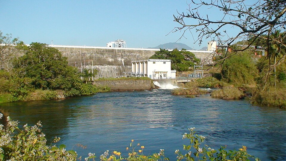 File:Perunchani dam.JPG