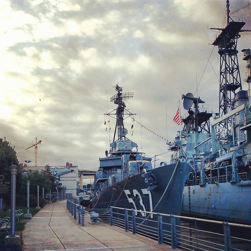 File:USS THE SULLIVANS (destroyer) 2013-09-22 07-37-32.jpg