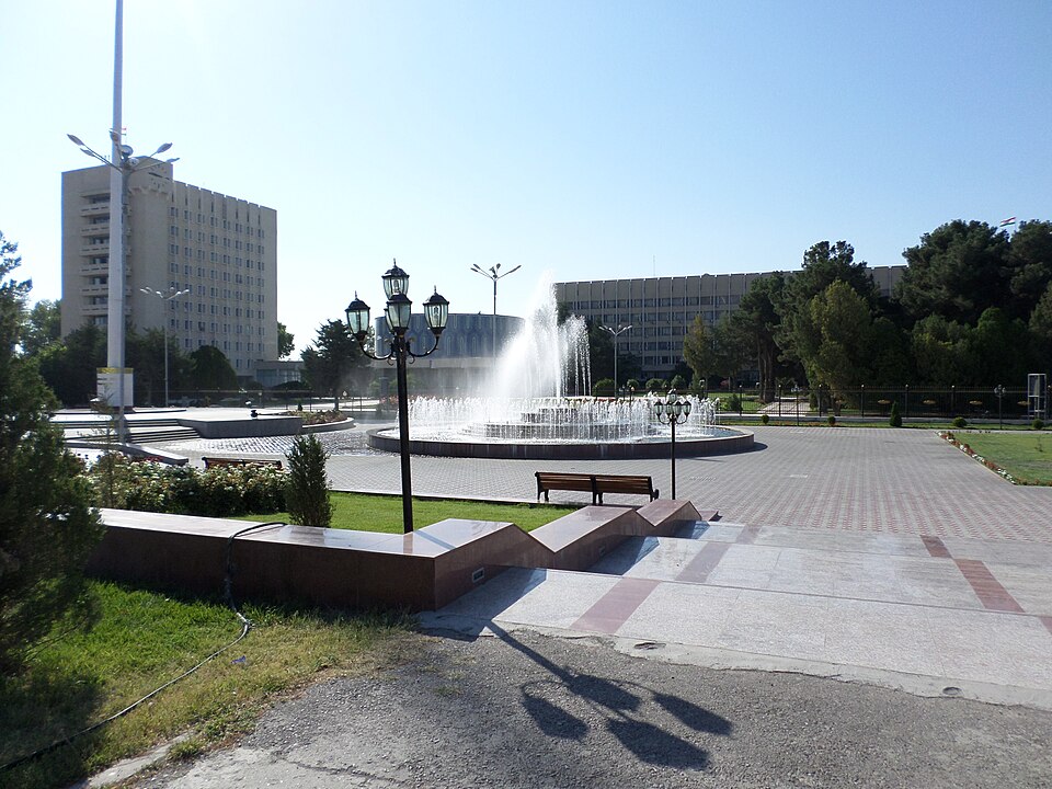 File:Фонтан в г. Худжанде.JPG