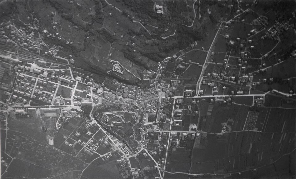 File:ETH-BIB-Bellinzona con tre castelli-Inlandflüge-LBS MH01-001068.tif