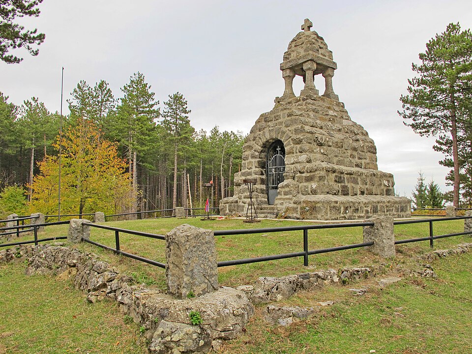 File:Mačkov kamen, kosturnica, Ljubovija 03.JPG