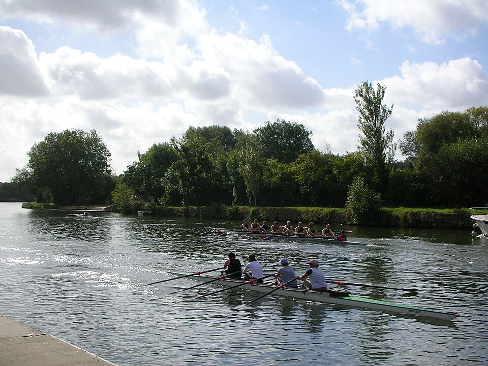 File:Rowing on the Isis.JPG