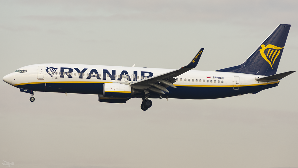 File:Ryanair B738 SP-RSM.png
