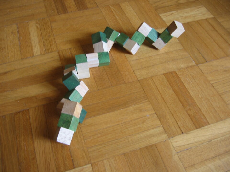 File:Snakecube 1.jpg