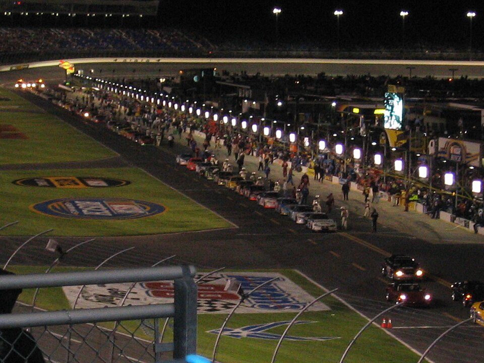 File:2004-UAW-GM-500-pitroad.jpg