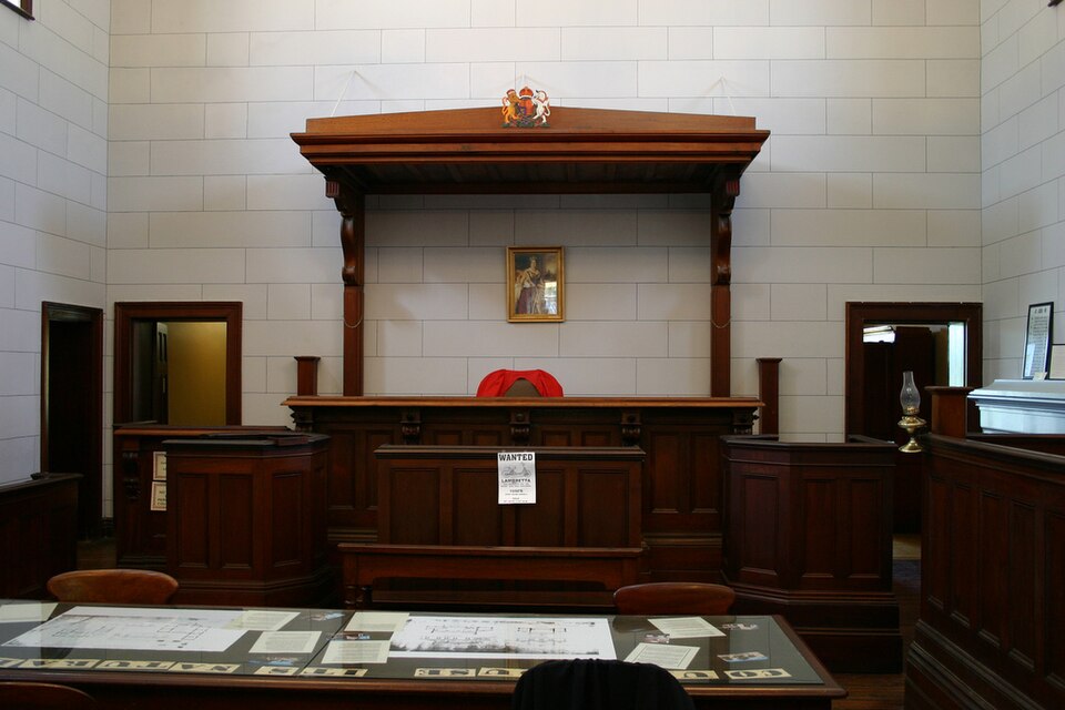 File:Bench Aus.jpg