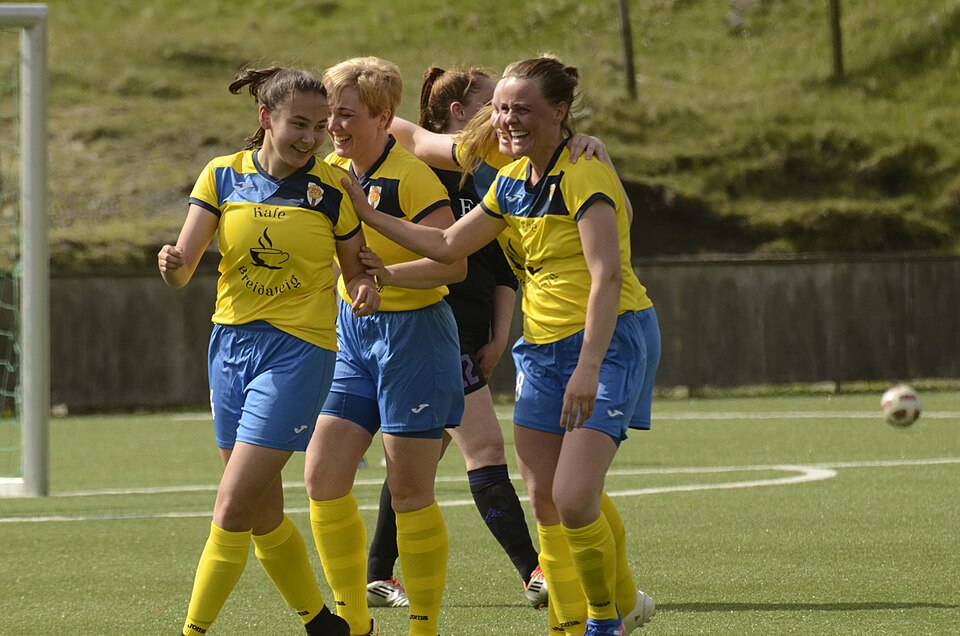 File:2. division women- B71-Giza Hoyvík.jpg