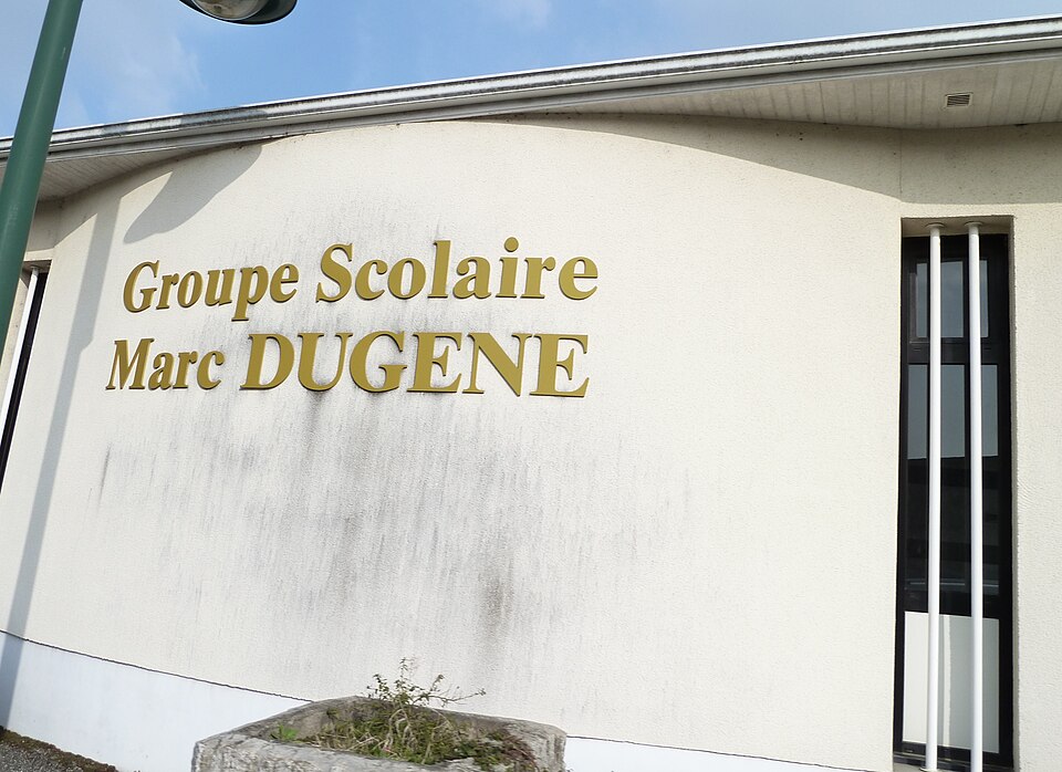 File:Groupe scolaire Marc Dugene à Artiguelouve.JPG