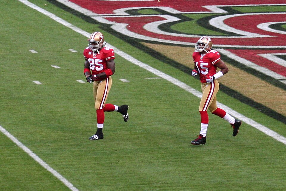File:Vernon Davis Michael Crabtree.jpg