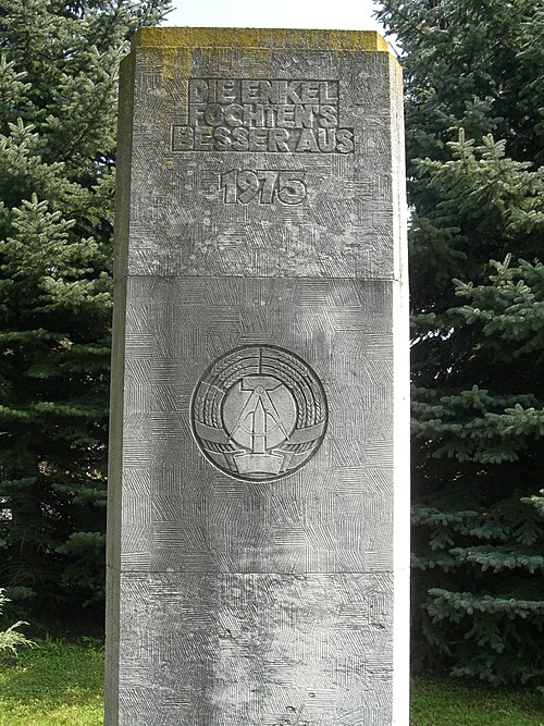 File:2011-08-18 08 Osterhausen Bodenreformdenkmal 1975.jpg