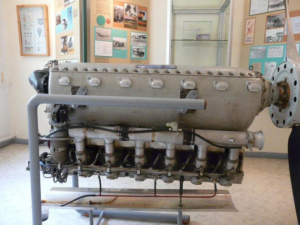 File:Avia M-137A.JPG
