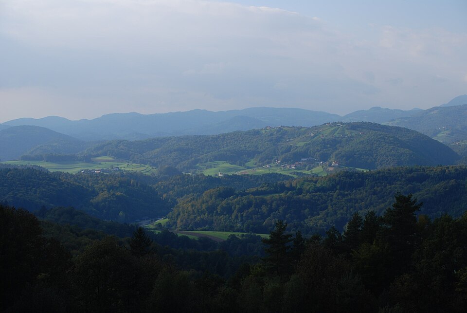 File:Brezje in Kamenica s Kovačevega Hriba.jpg