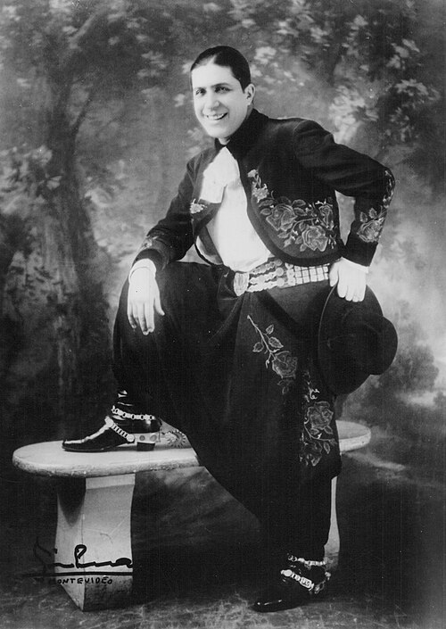 File:Carlos Gardel en París, año 1923.jpg