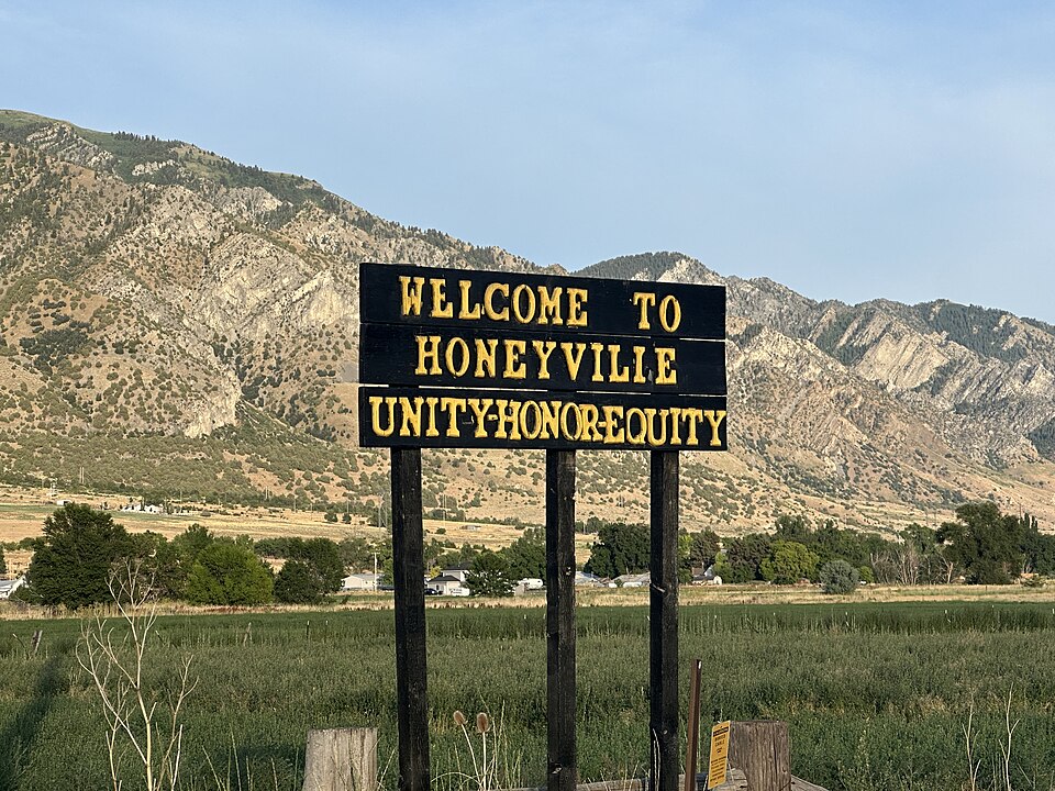 File:Honeyville Utah Welcome Sign.jpg