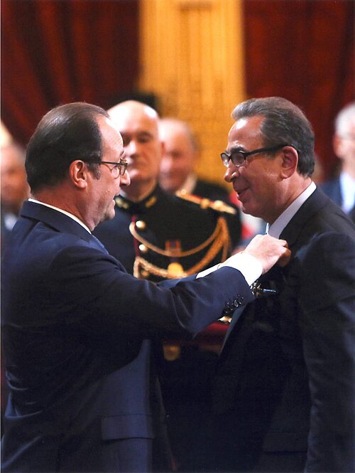 File:Nasser Khalili awarded by Francois Hollande.jpg