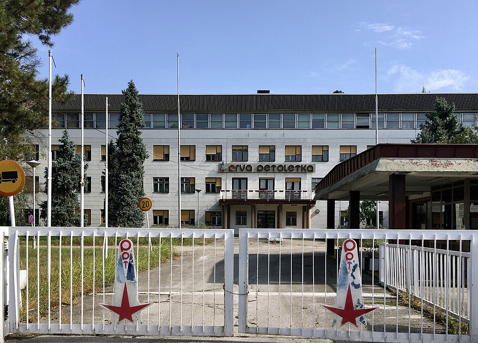File:Prva petoletka - Trstenik.jpg