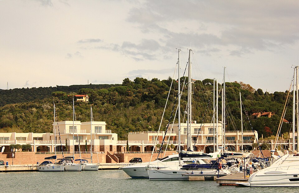 File:Puntone di Scarlino porto.jpg