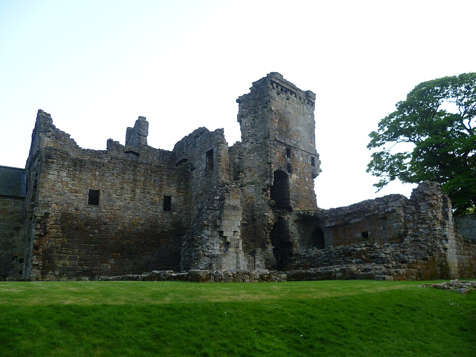 File:Aberdour Castle ruins.JPG