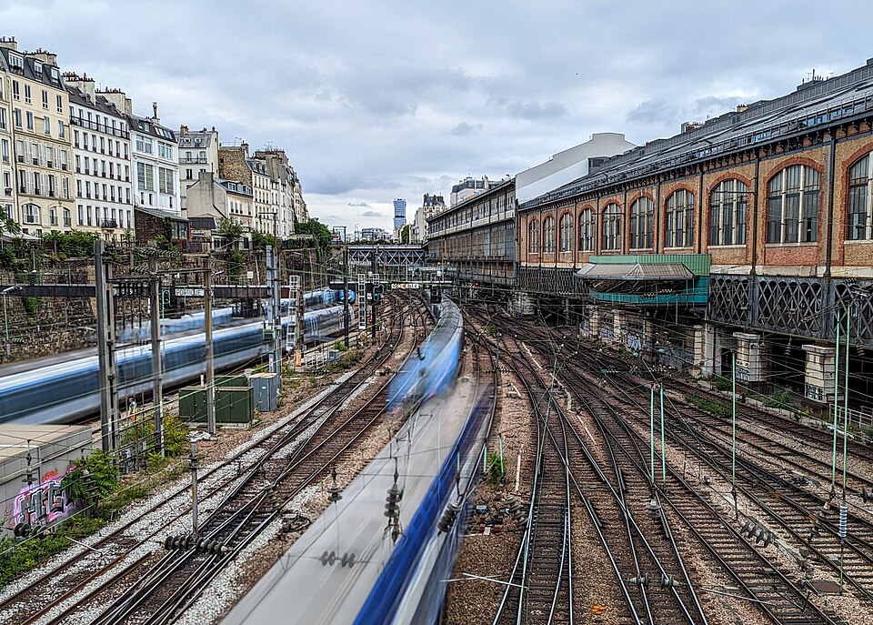 File:Gare Saint-Lazare comings and goings.jpg