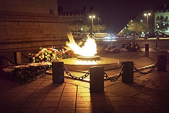 Une flamme éternelle ravivée chaque soir à 18 h 30 commémore le souvenir des soldats morts au combat.