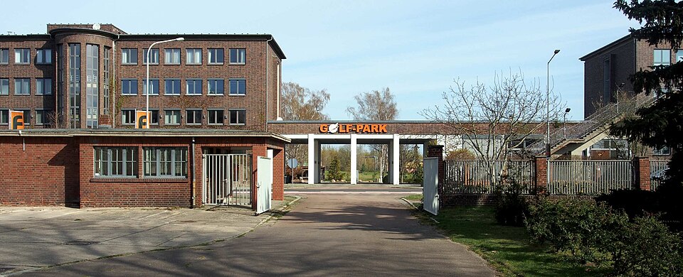 File:Junkers-Tor Dessau Golf-Park.jpg