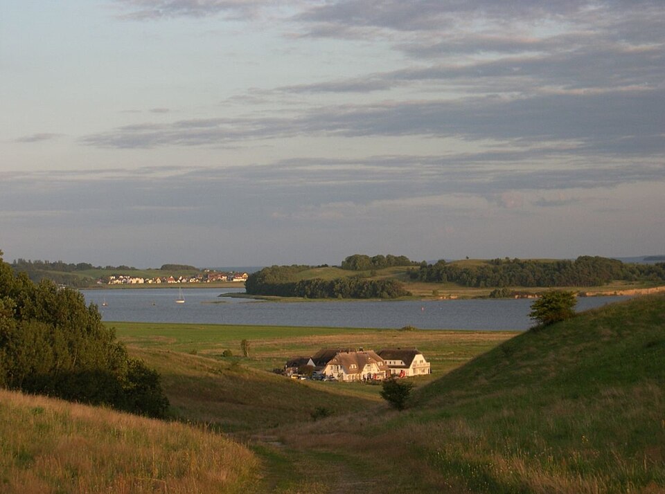 File:Ruegen halbinsel moenchgut.jpg