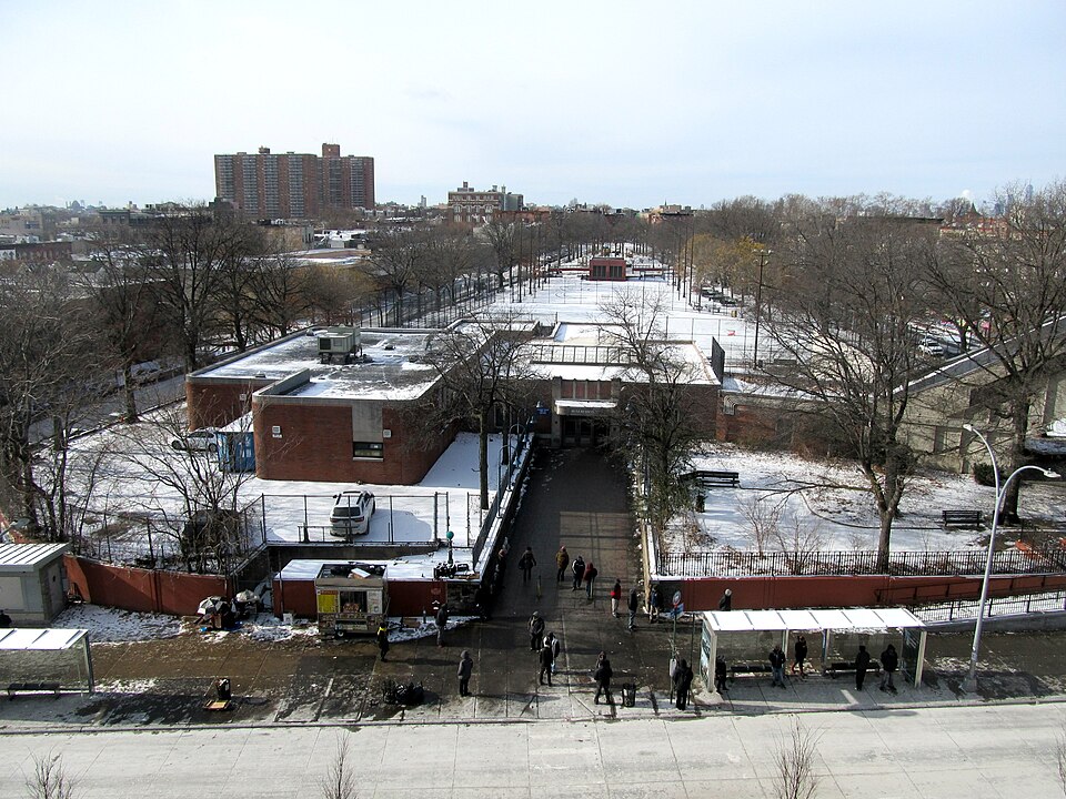 File:Broadway Junction headhouse, December 2017.JPG