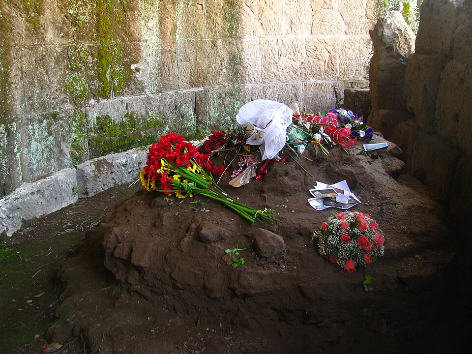 File:Julius Caesar's crematorium.jpg