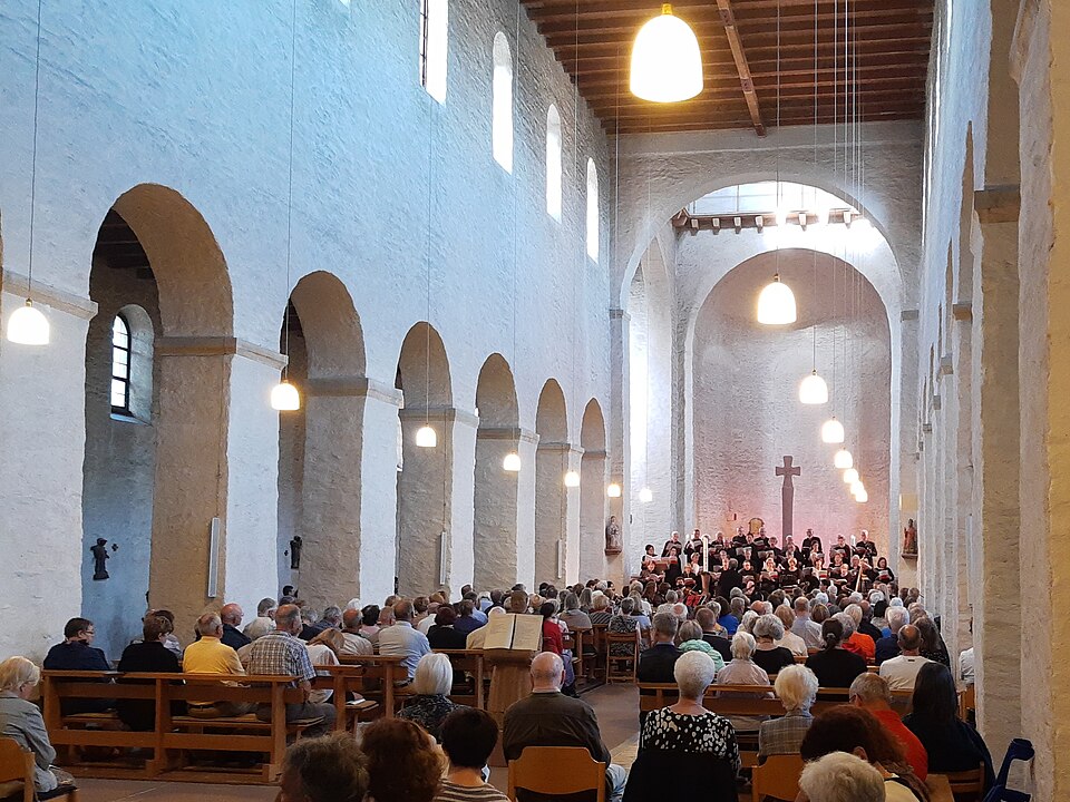 File:Neue Rheingauer Kantorei, Basilika Johannisberg.jpg