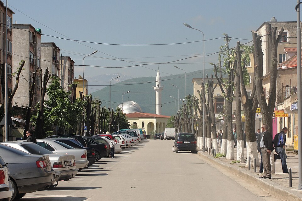 File:Rruga e xhamise.JPG