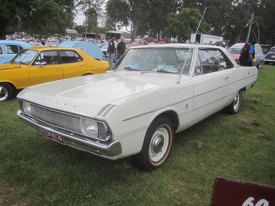 File:1970 Chrysler VG Valiant Hardtop (10129652556).jpg